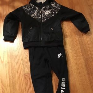 Boys size 7 Nike windbreaker and size 6 sweatpants